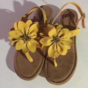 White Mt. Yellow Strappy Flower Wedges Sz 8M